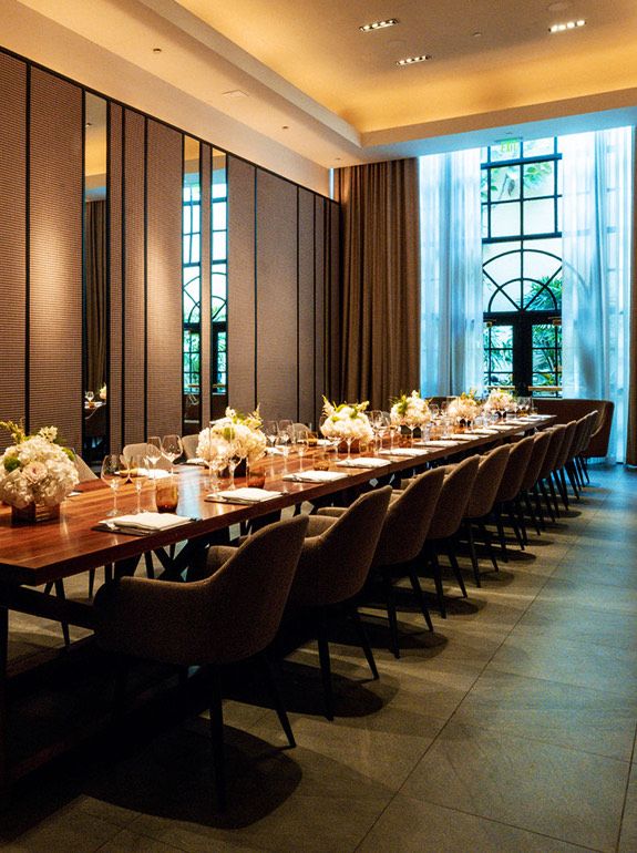 Ett elegant långbord dukat för att abonnera restaurang i en exklusiv miljö.