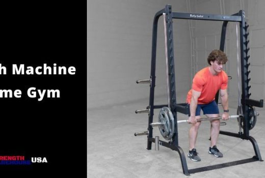 En man utför marklyft i en smithmaskin i ett hemgym.
