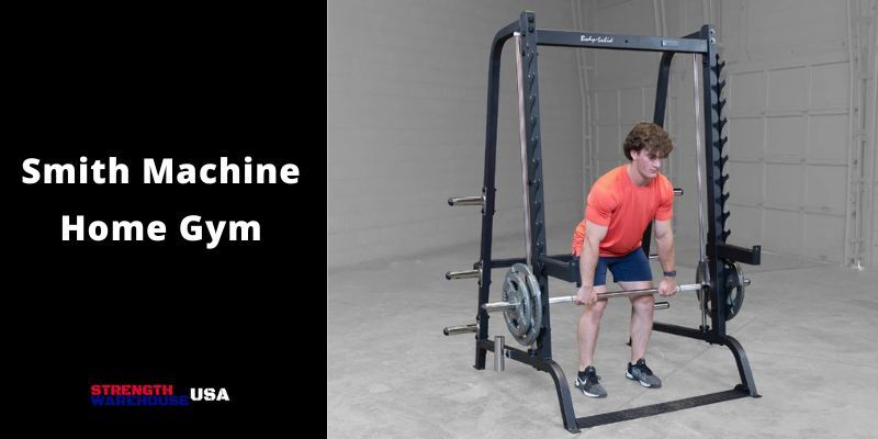 En man utför marklyft i en smithmaskin i ett hemgym.